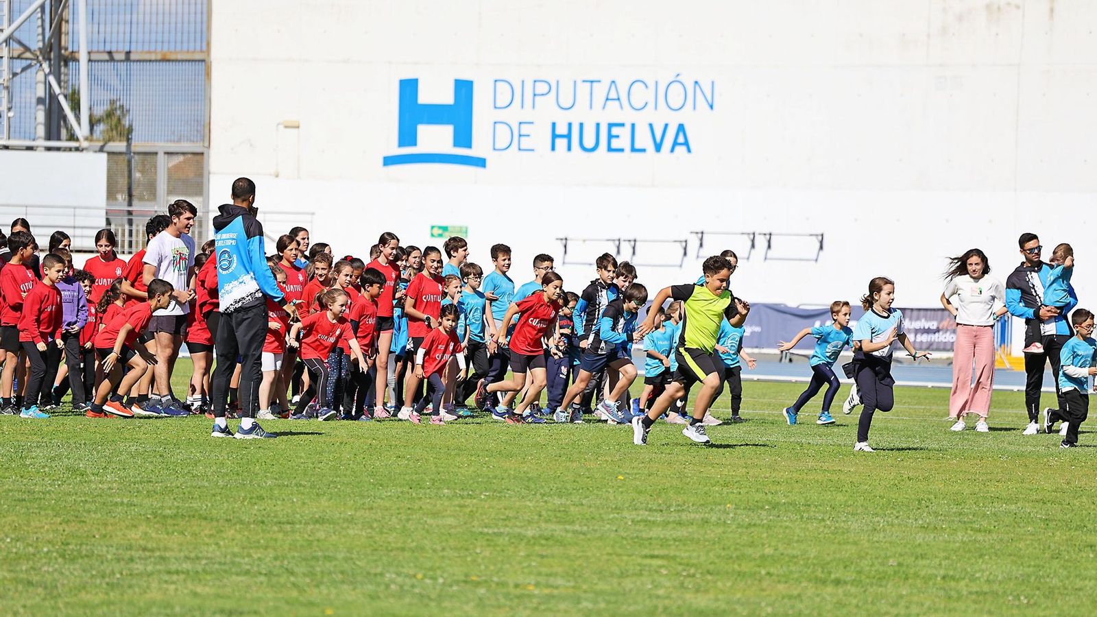 Un grupo de niños durante el desarrollo de una actividad deportiva en el Estadio Iberoamericano de Atletismo 'Emilio Martín' de Huelva.