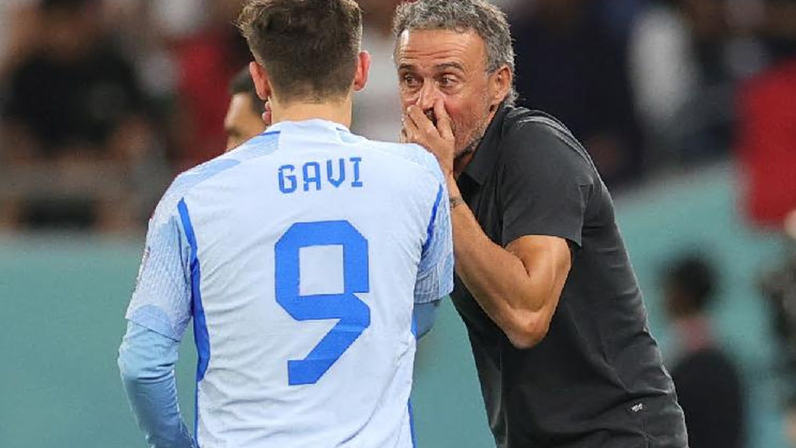Luis Enrique da instrucciones al joven Gavi.