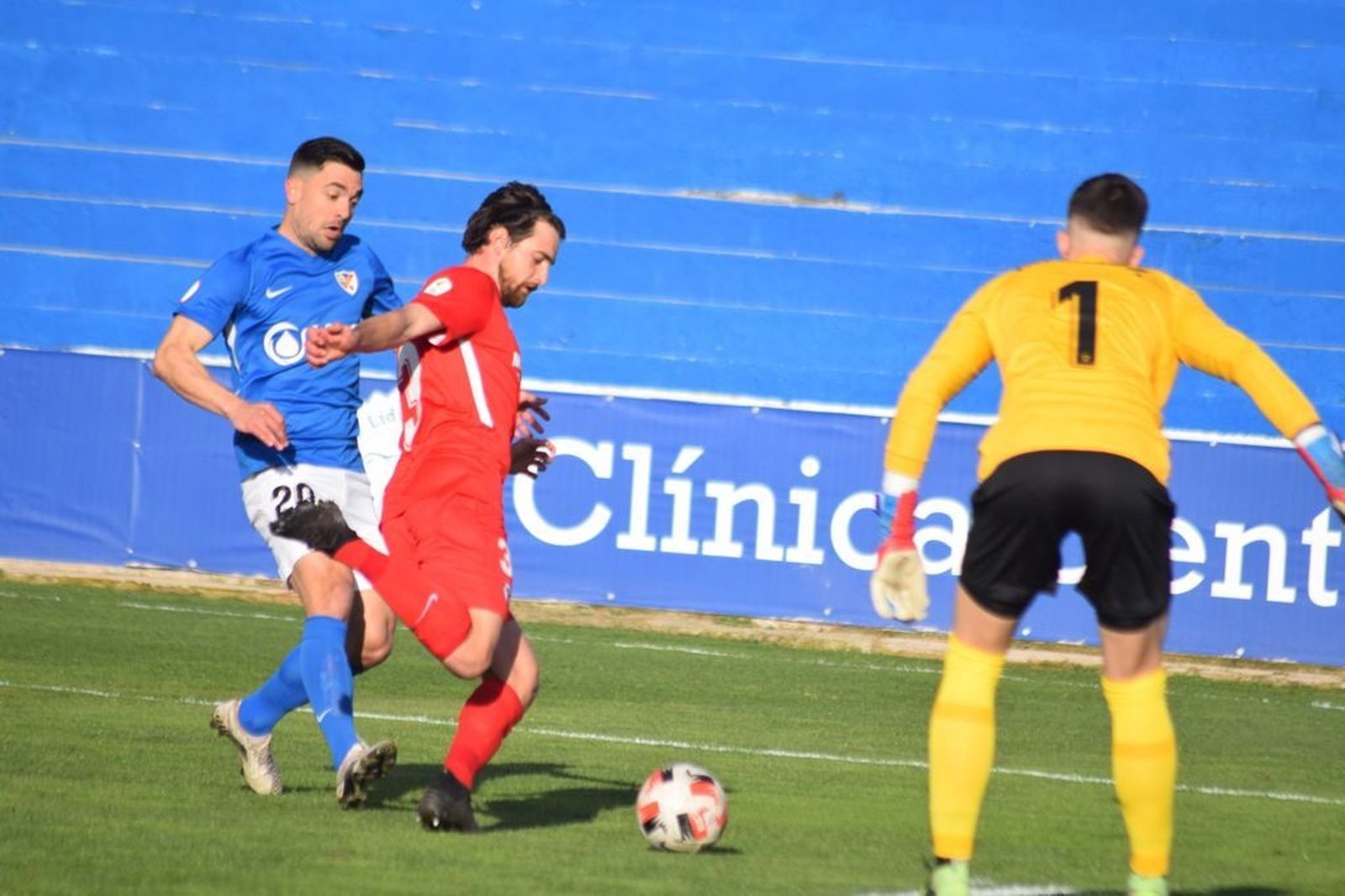 El central Aspar despeja un balón ante su portero Alfonso.