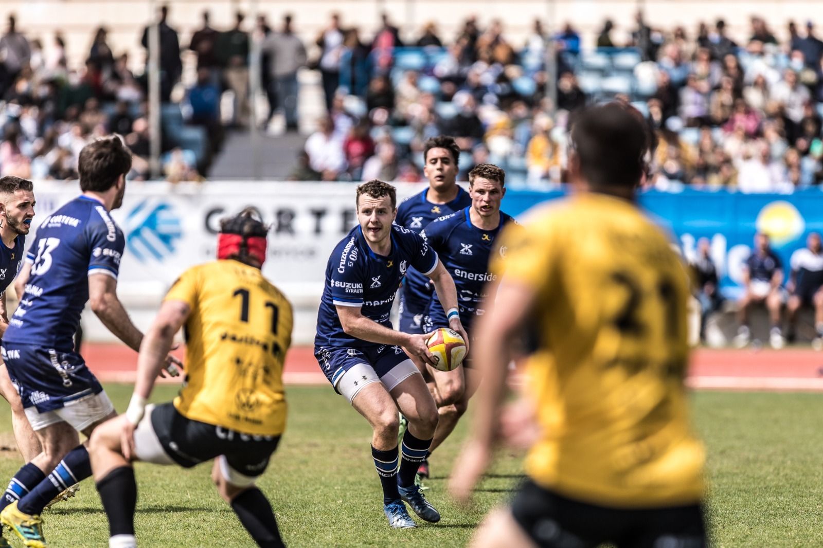 El apertura irlandés Cormac Fox busca el juego a la mano.