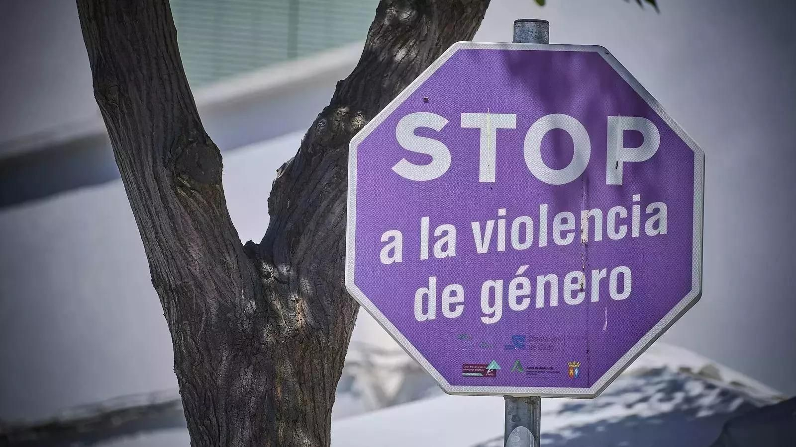 Una señal en Cádiz contra la violencia de género.