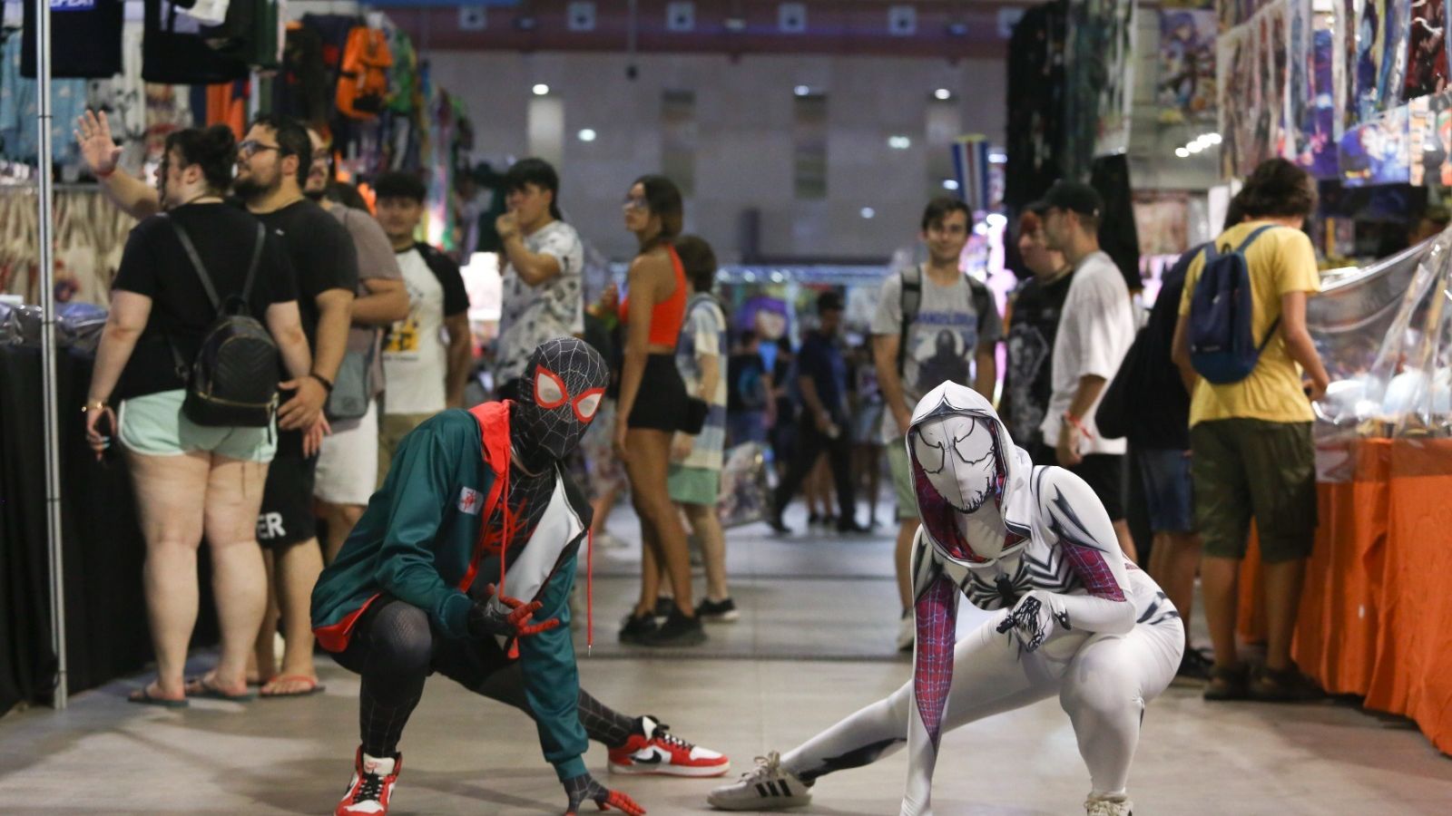 Jonny del Spider-Man de Miles Morales y Nerea disfrazada de Spider-Woman en la 'Gamepolis'