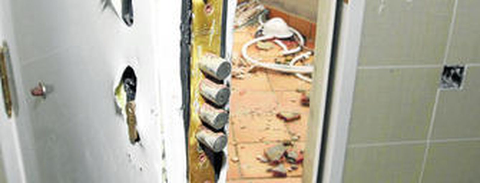 Una puerta destrozada, en una imagen reciente de un robo.