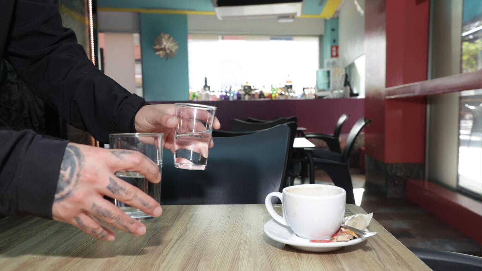 Un camarero sirve dos vasos de agua "de grifo".