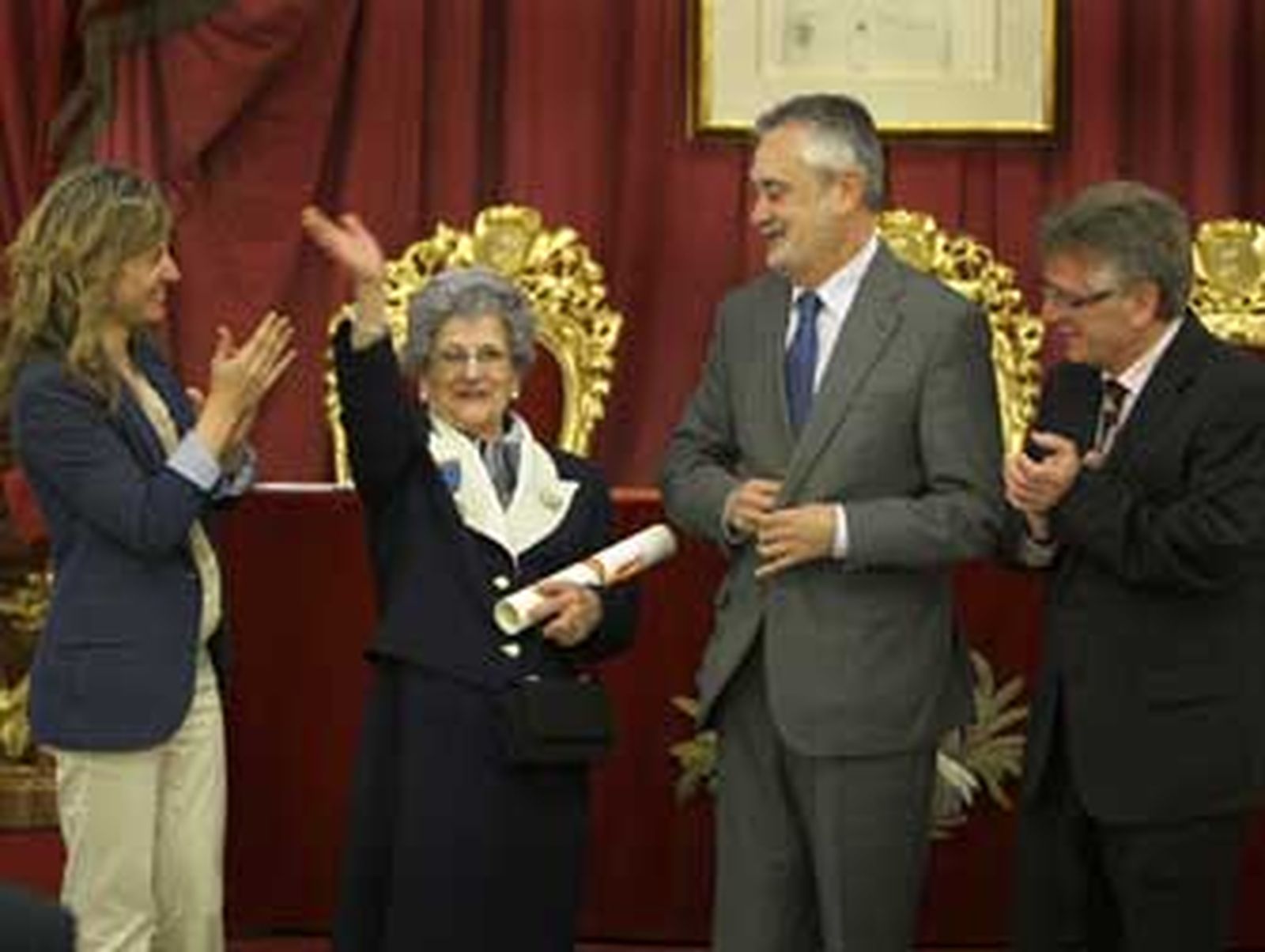Aído, Griñán y González Cabaña aplauden a Teresa Montero. /José Braza