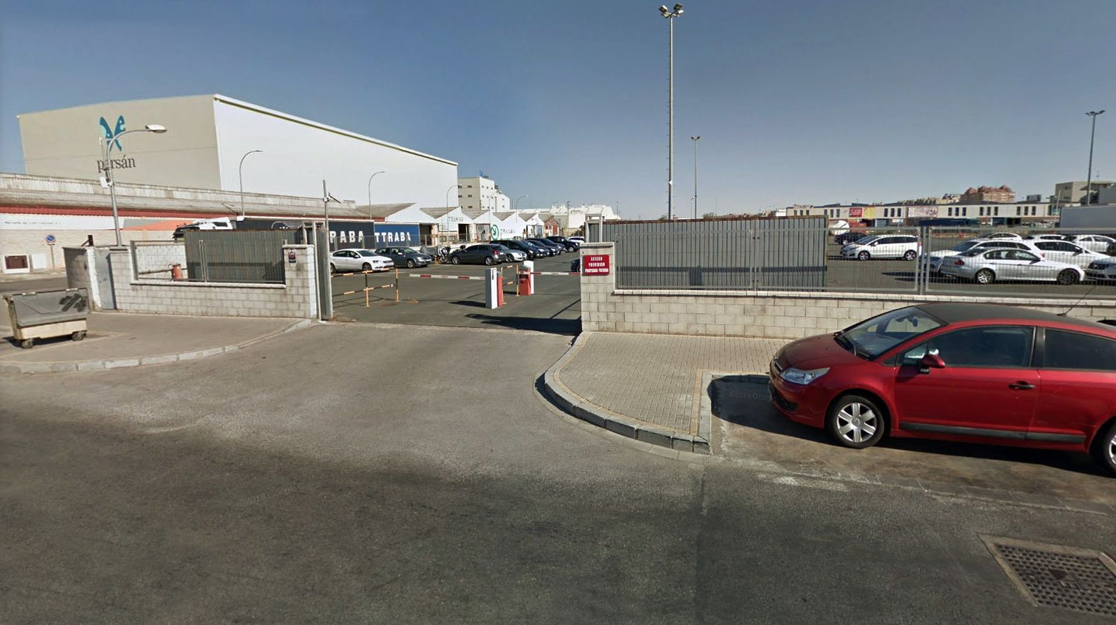 La parcela es usada en la actualidad como aparcamiento para Persán.