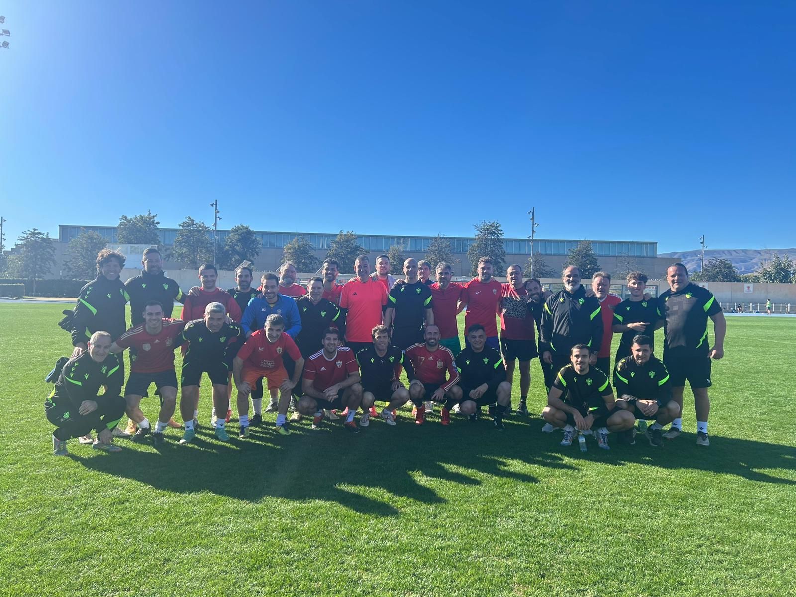 Ambos equipos posan junto tras la conclusión del encuentro celebrado en el Anexo del Estadio de los Juegos Mediterráneos.