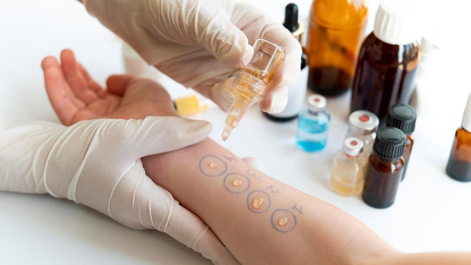 existen varios medicamentos que pueden aliviar los síntomas de las alergias: antihistamínicos, descongestionantes, inhaladores y cremas tópicas, que el especialista indicará en cada caso.