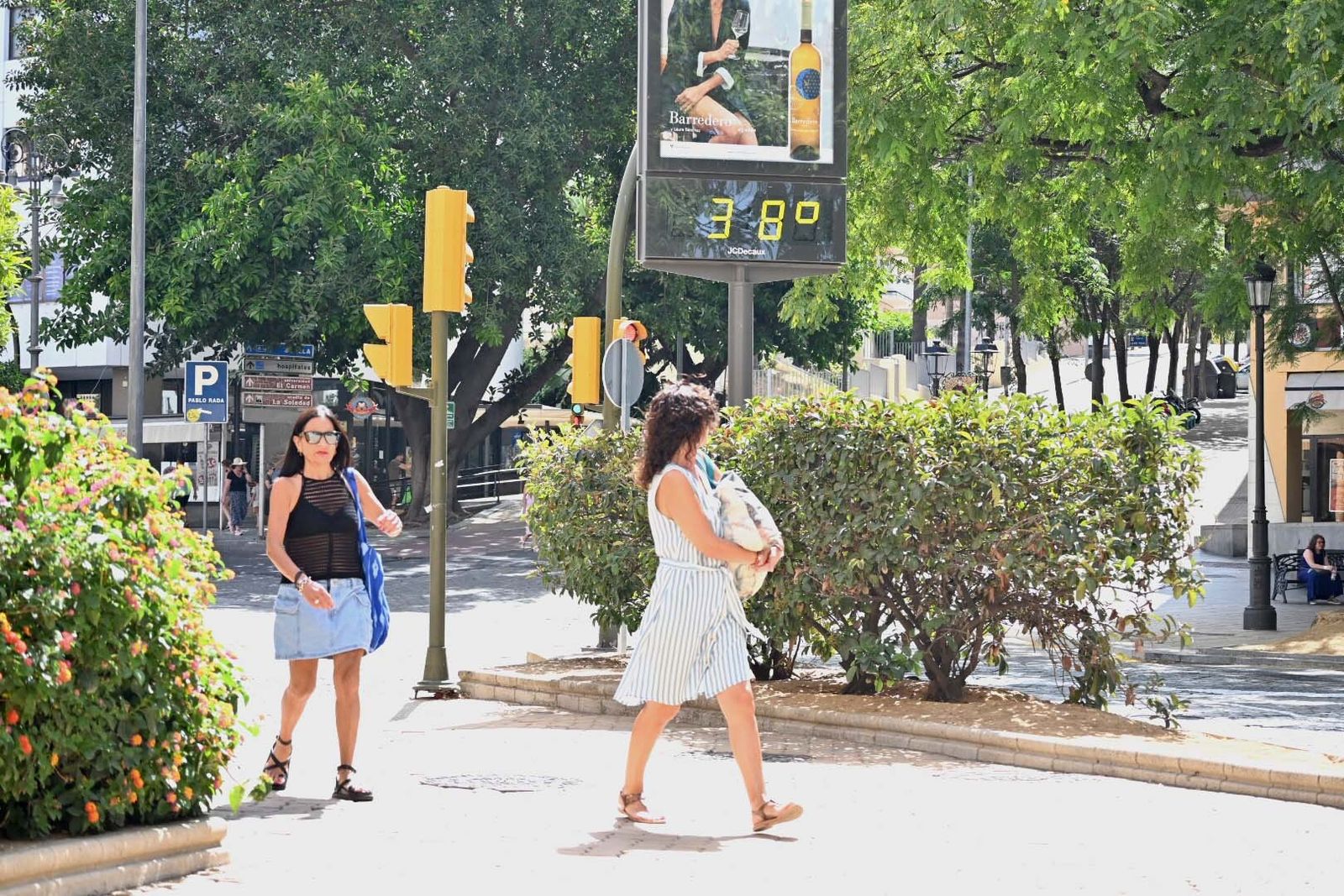 Las mejores imágenes de este sábado de intenso calor en las calles de Huelva