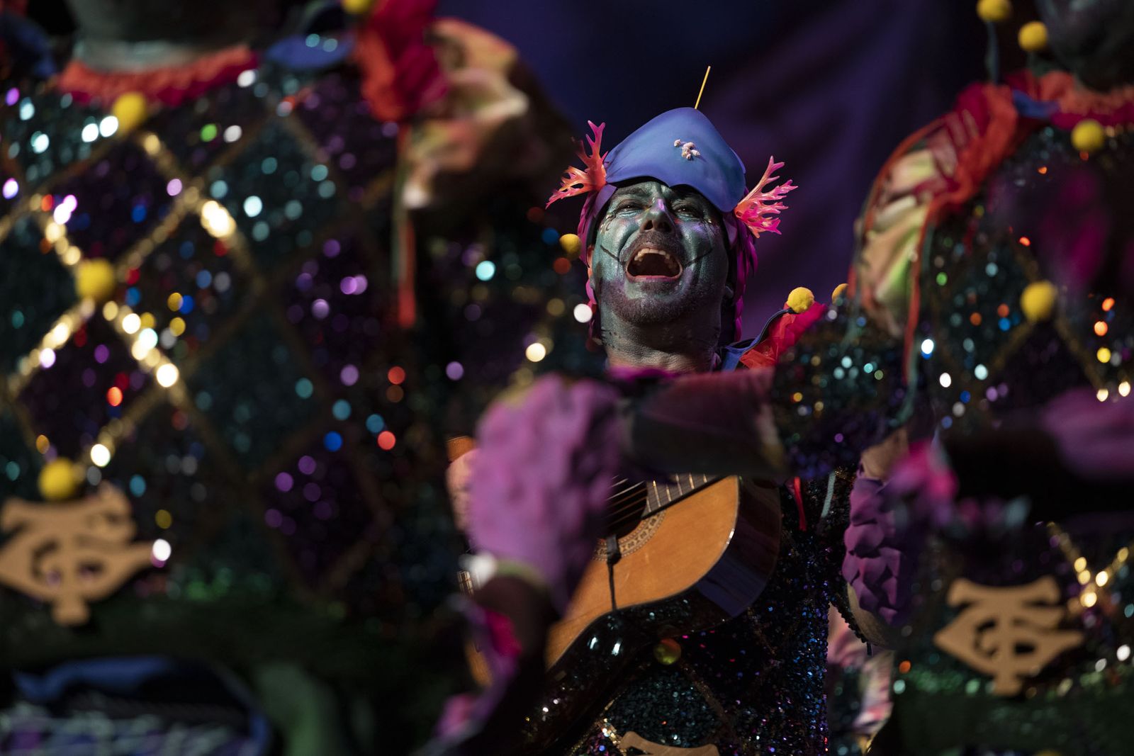 Imágenes de la actuación de la comparsa de Huelva 'El mar de febrero' en el Carnaval Colombino