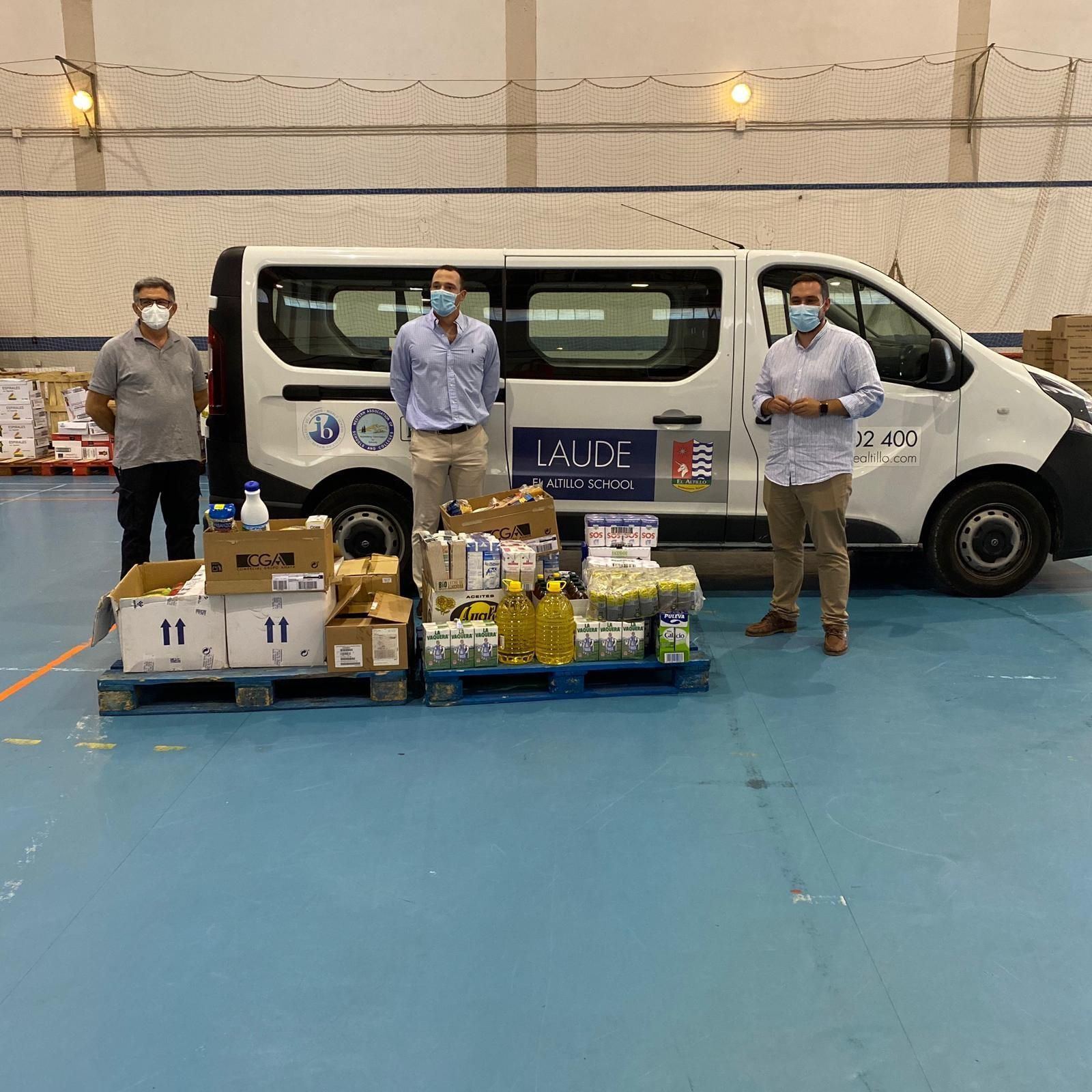 Representantes de El Altillo School con el delegado de Deportes.