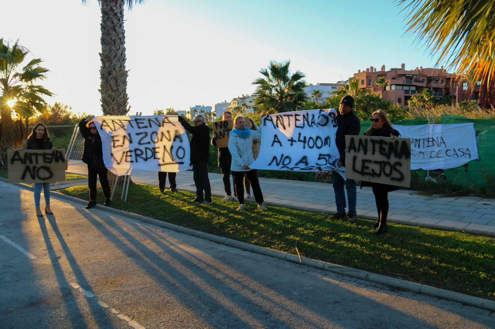 Vecinos de Playa Granada se 'plantan' contra la construcción de una antena de 40 metros