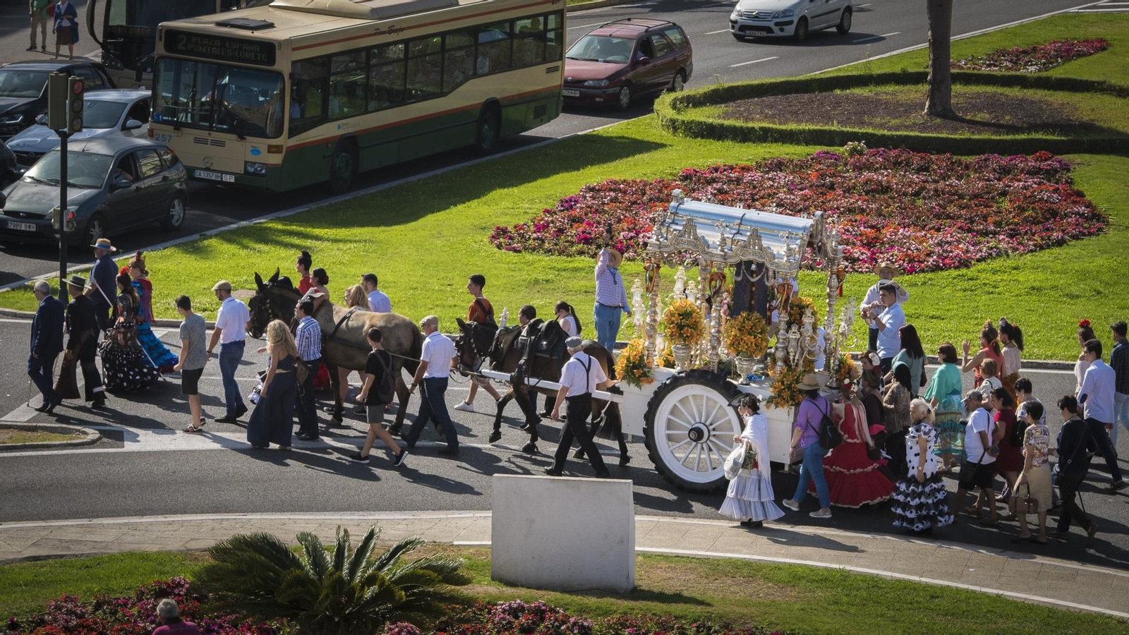 Recorrido por la ciudad de la Hermandad del Rocío de Cádiz antes de partir hacia Bajo de Guía.