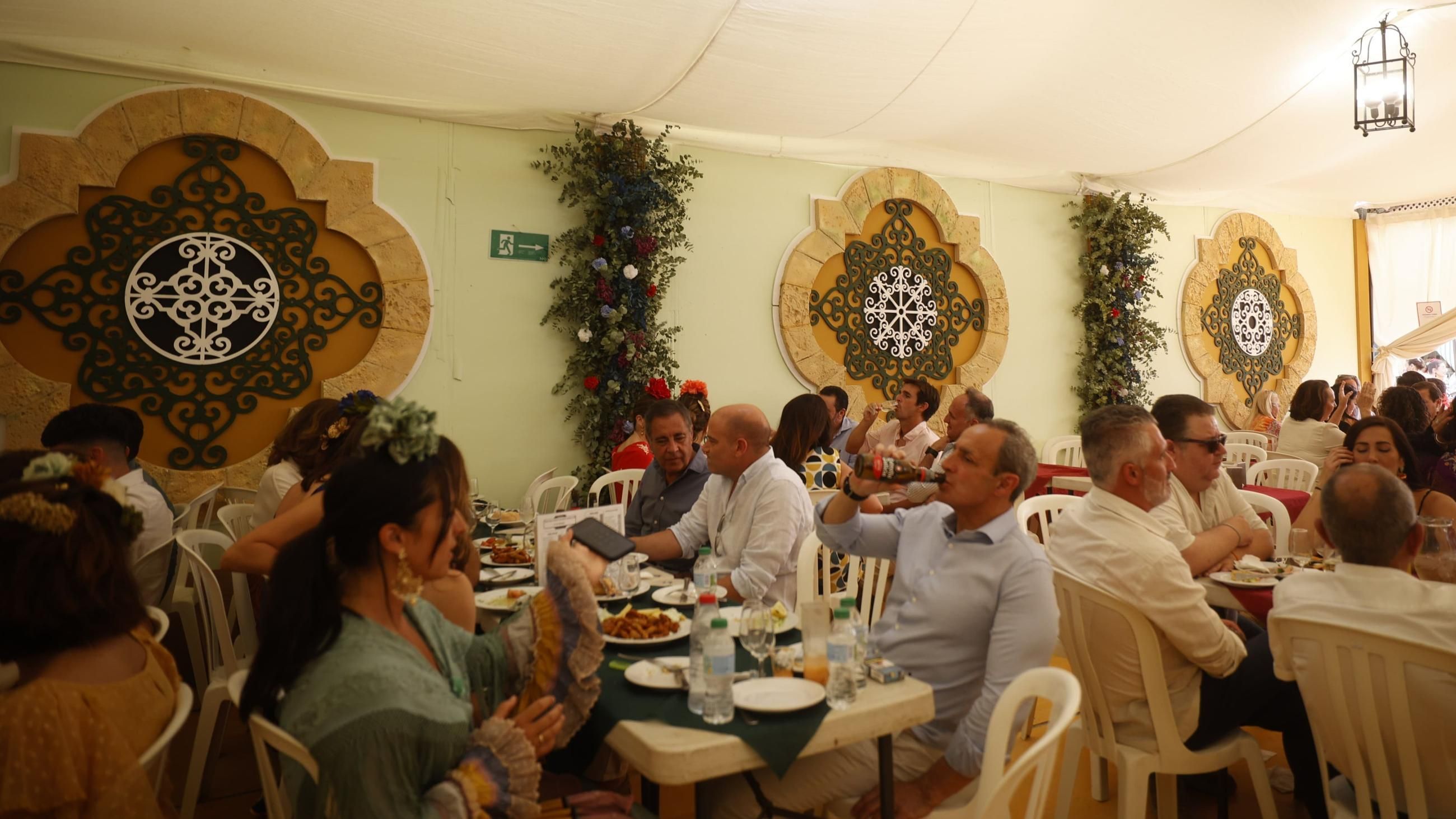 Los caseteros aguardan el nuevo pliego para el montaje de la Feria de El Puerto