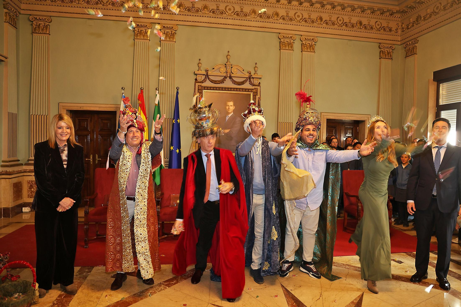 Sus Majestades Los Reyes Magos son coronados en el Ayuntamiento de Huelva