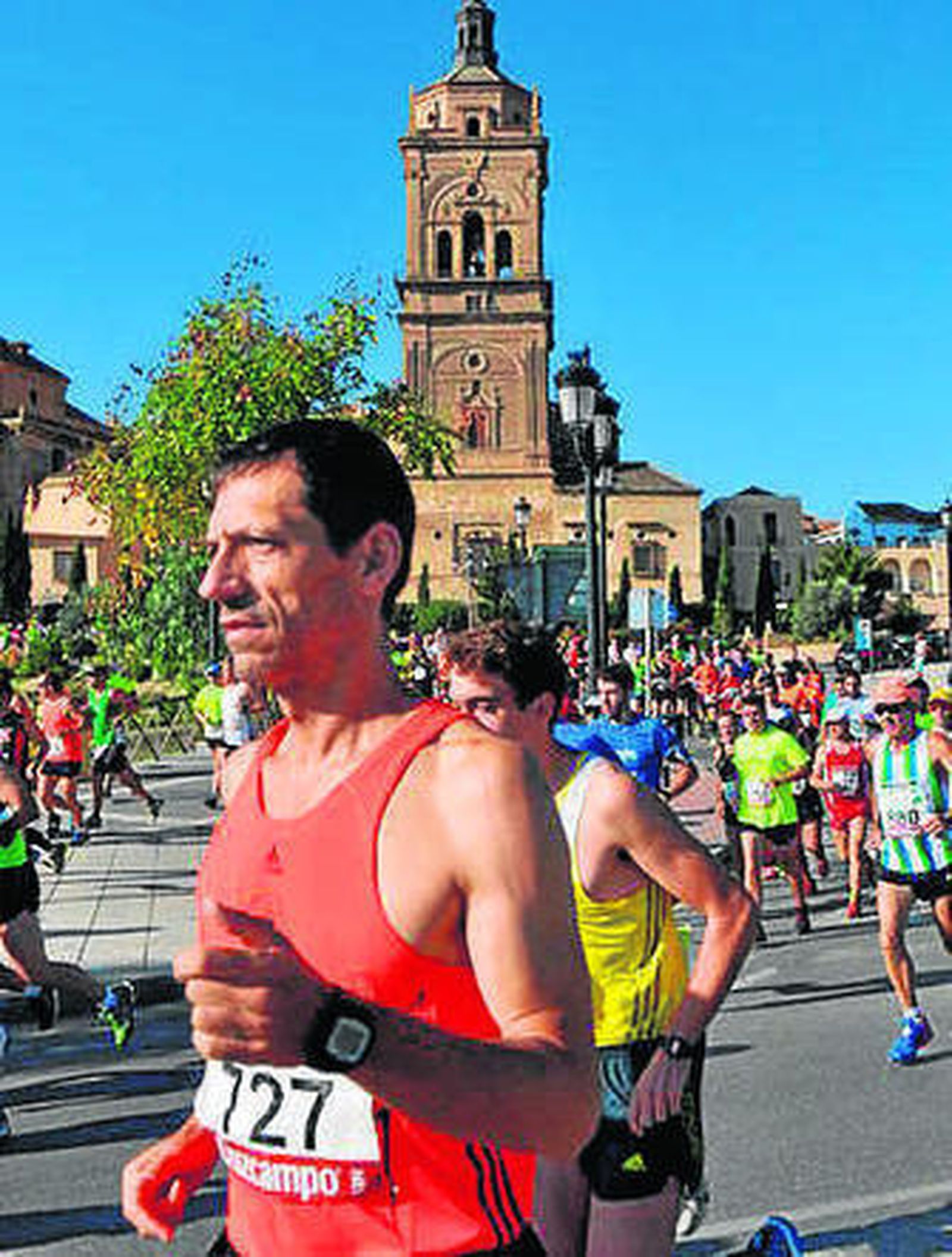Un corredor pasa por la catedral.