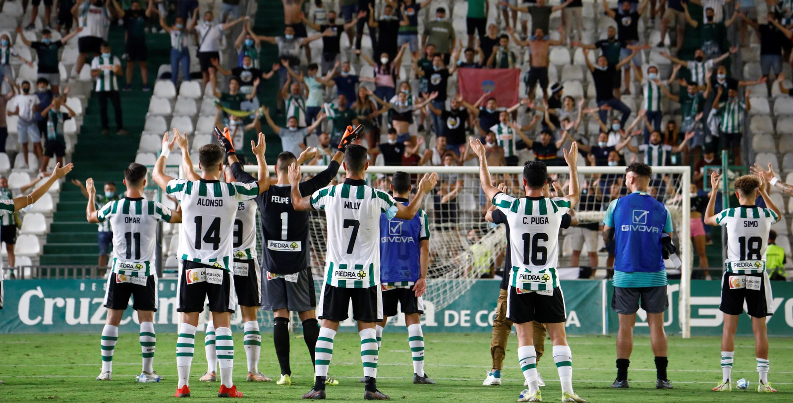 Los jugadores del Córdoba CF celebran un triunfo en El Arcángel con sus aficionados.