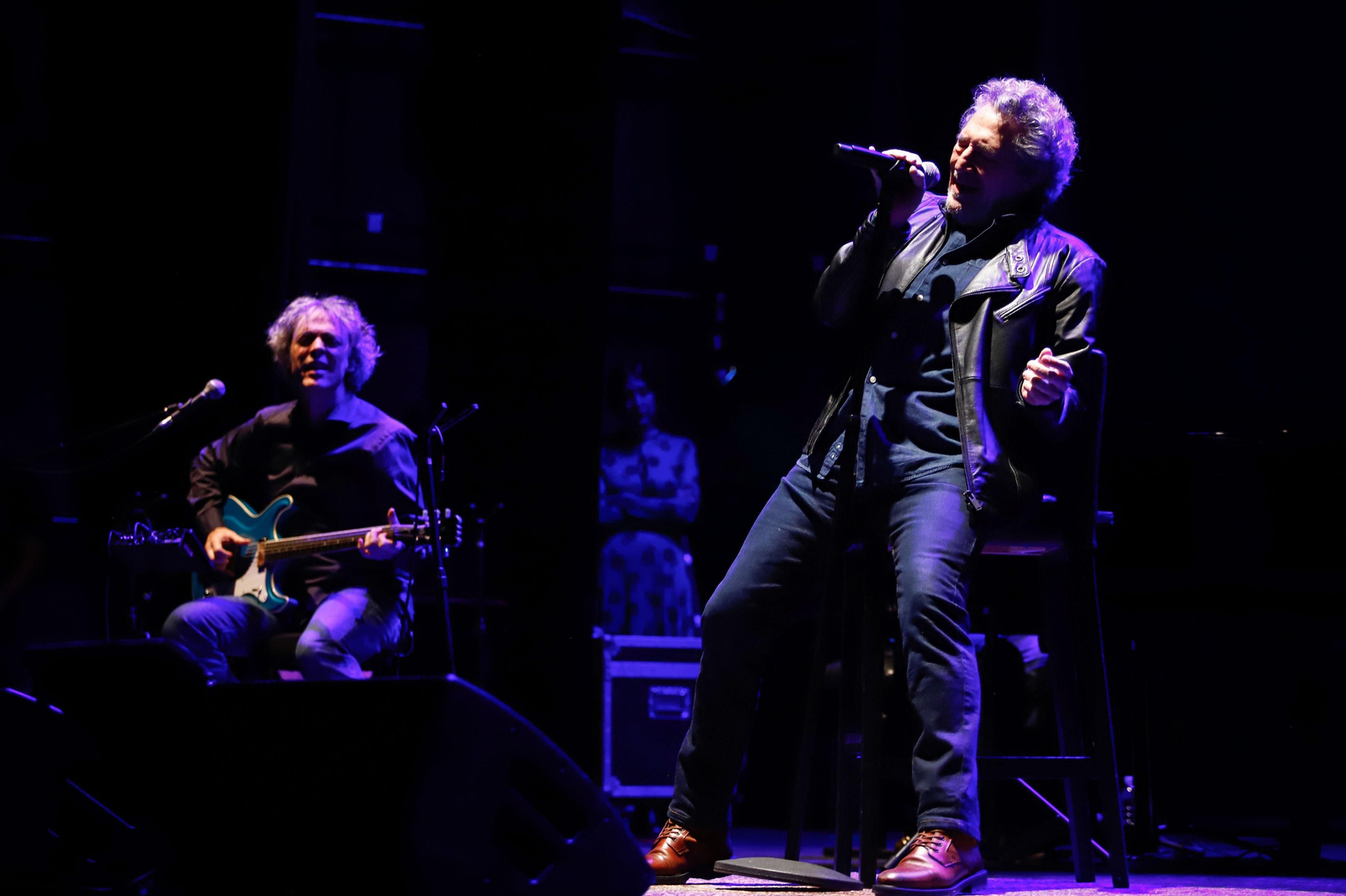 Miguel Ríos entrega un legado al Instituto Cervantes y ofrece un concierto en el Teatro Isabel la Católica