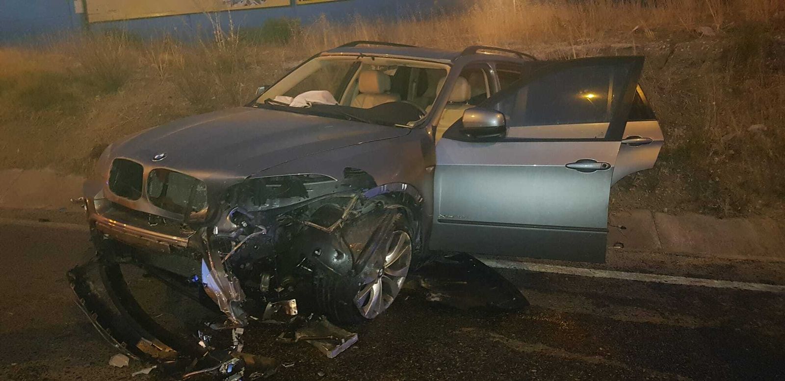 El BMW que un narco estrelló contra un Zeta de la Policía en Algeciras.