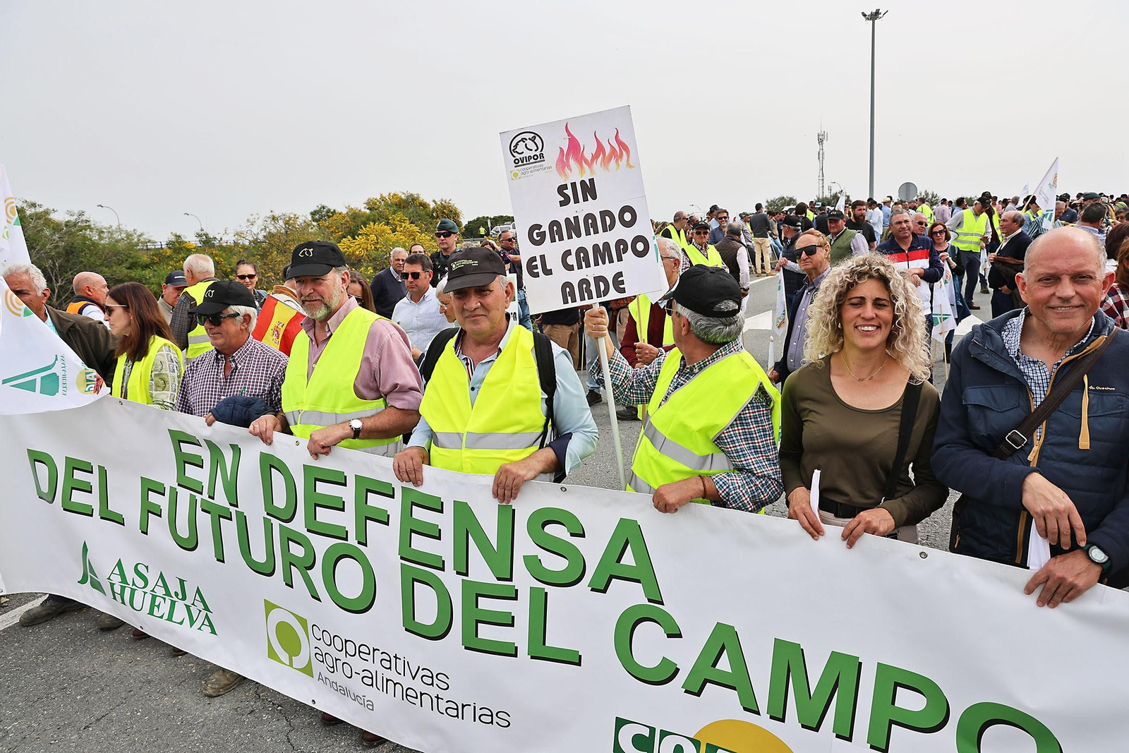 Imágenes de la multitudinaria tractorada de los agricultores en Huelva