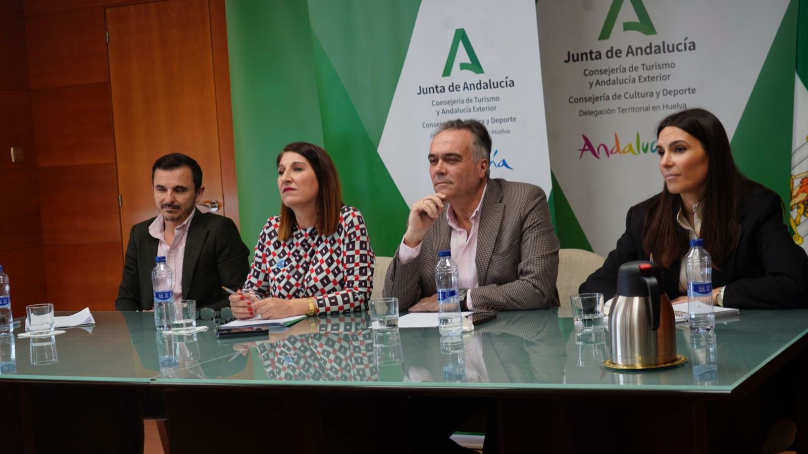 El presidente del Consejo Empresarial de Turismo, Luis Arroyo; la delegada Teresa Herrera; el diputado en las Cortes Generales, Manuel García Félix; y la diputada de Turismo, Ana Delgado.