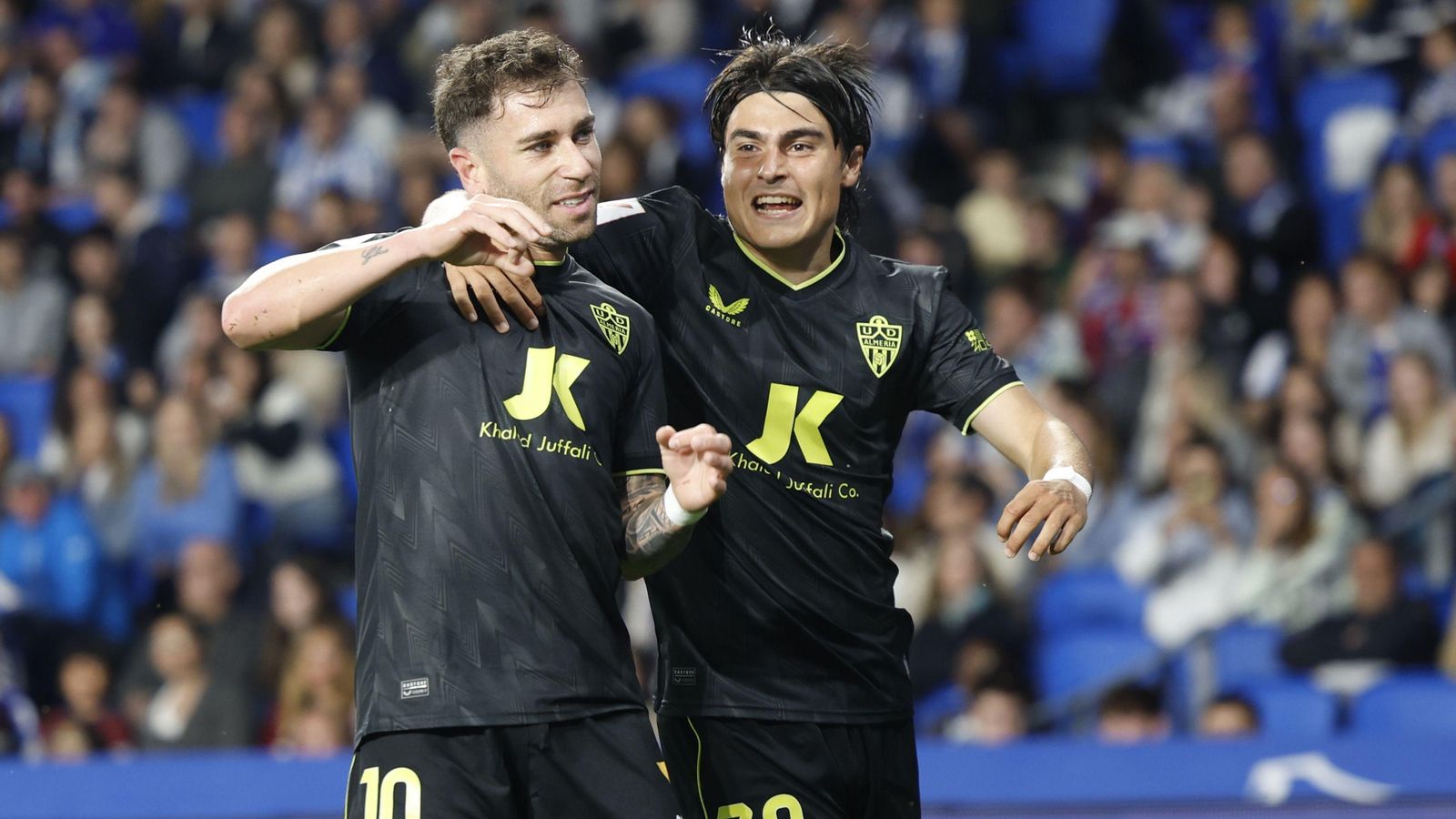 Romero se abraza a Embarba tras su doblete en el Reale Arena