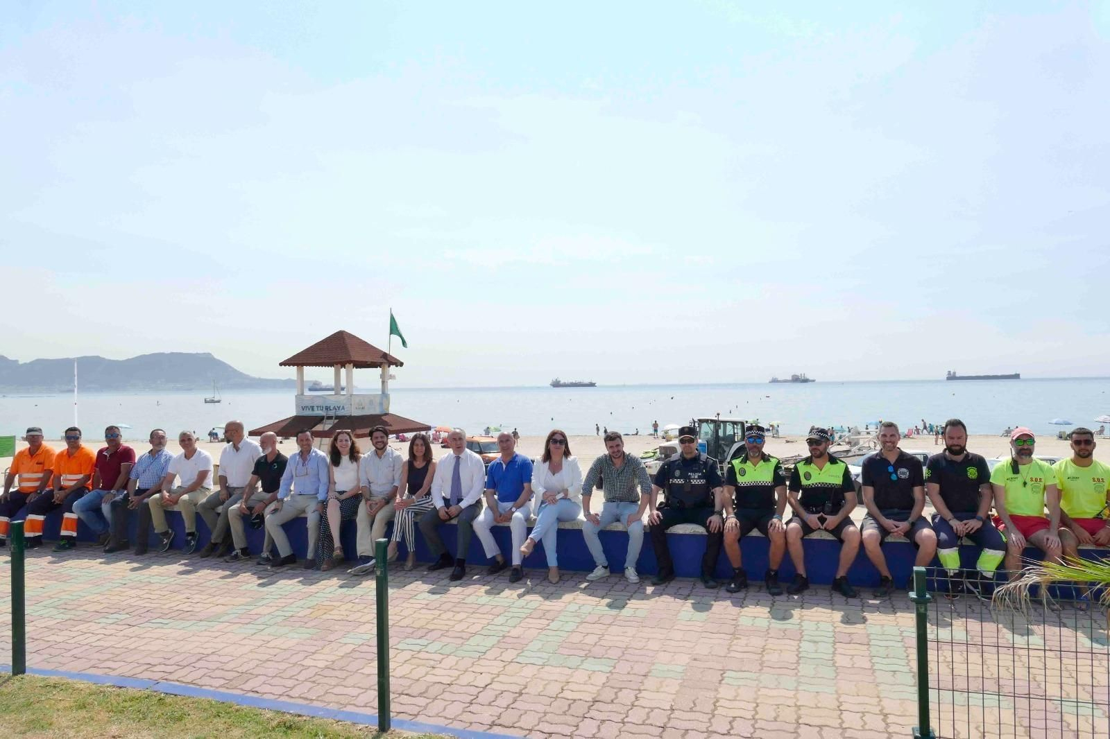 Participantes en el izado de la Bandera Azul.