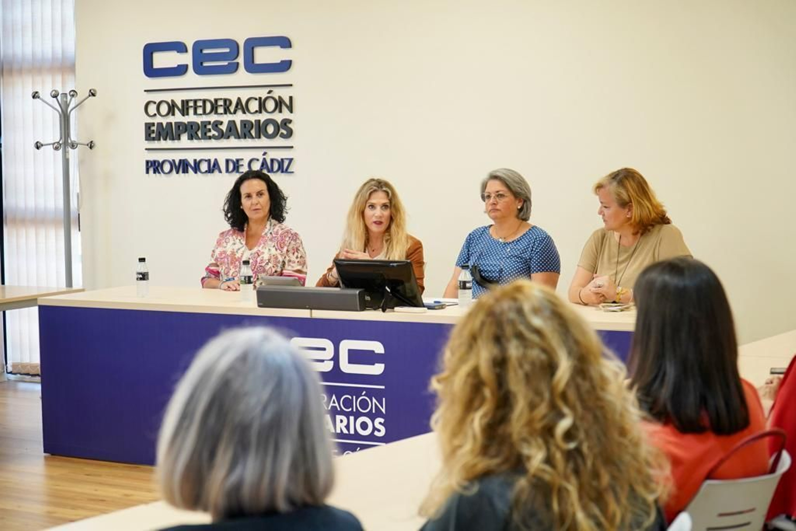 Ana Mestre se reúne con mujeres empresarias en la sede de la CEC.