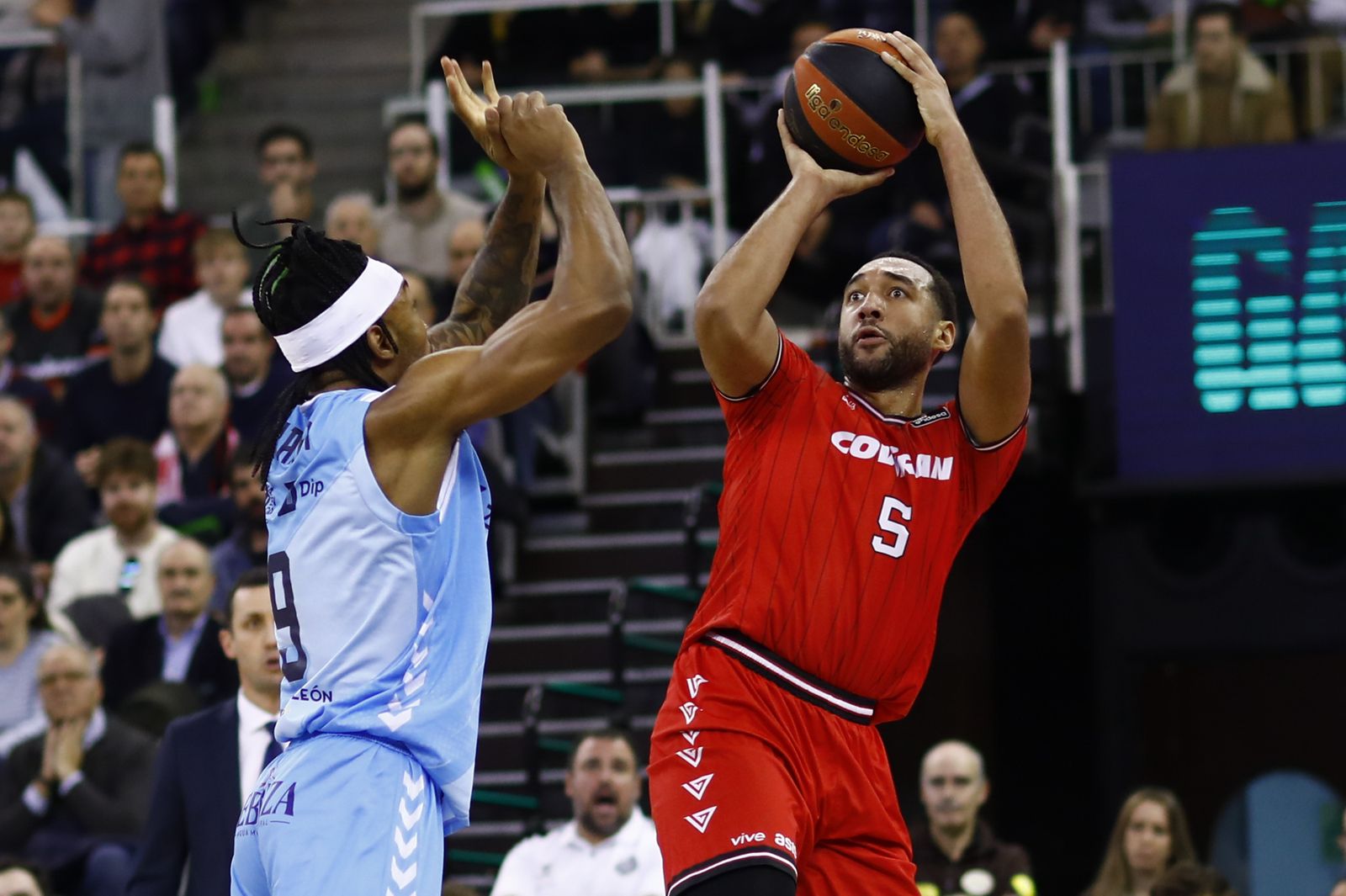 Lanzamiento a canasta del Covirán Granada en el partido ante el Zunder Palencia