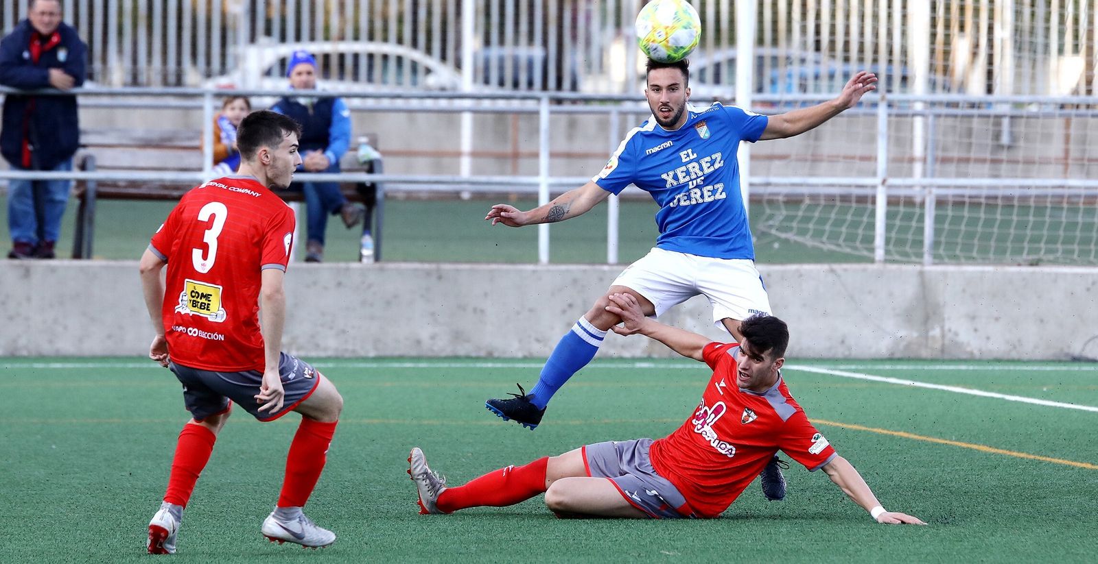 Zara intenta cortar el balón ante un jugador del Xerez Deportivo.