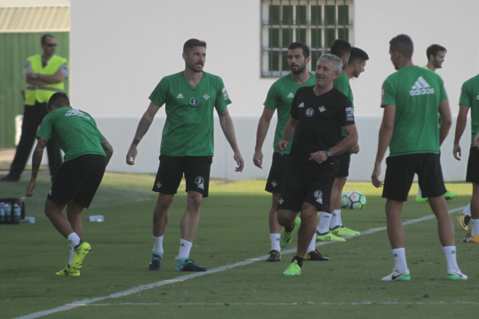 Javi García, Amat y Feddal rodean a Setién en el entrenamiento.