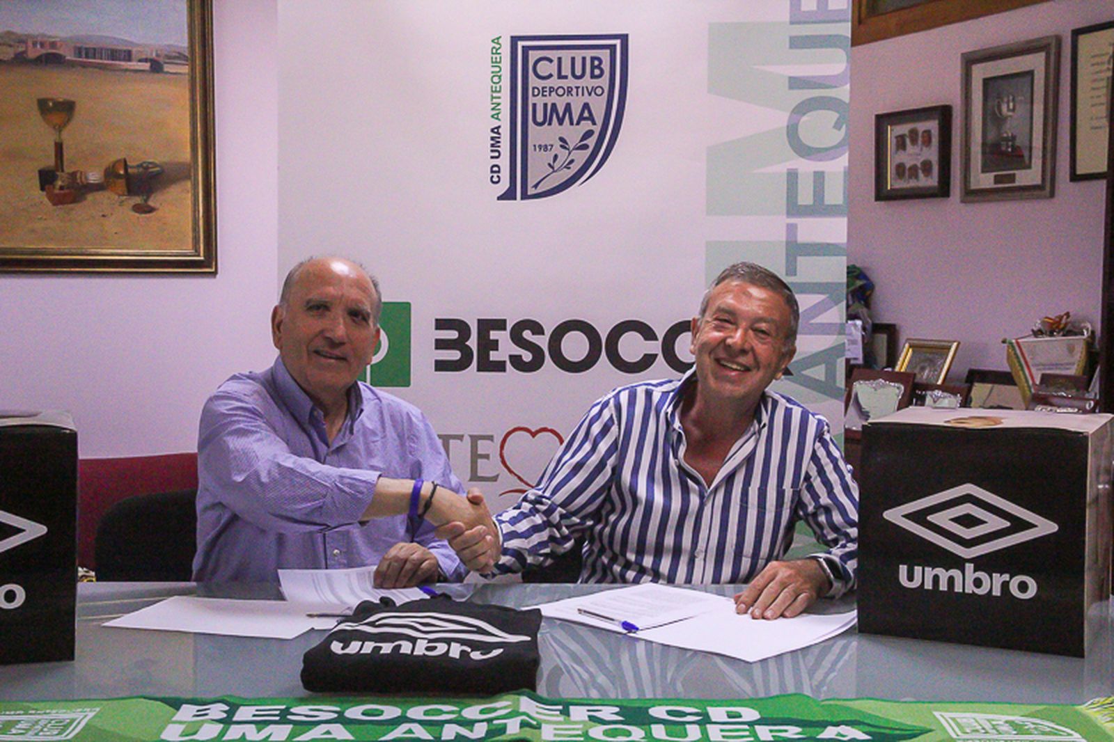 Firma del Besoccer UMA Antequera con Umbro.