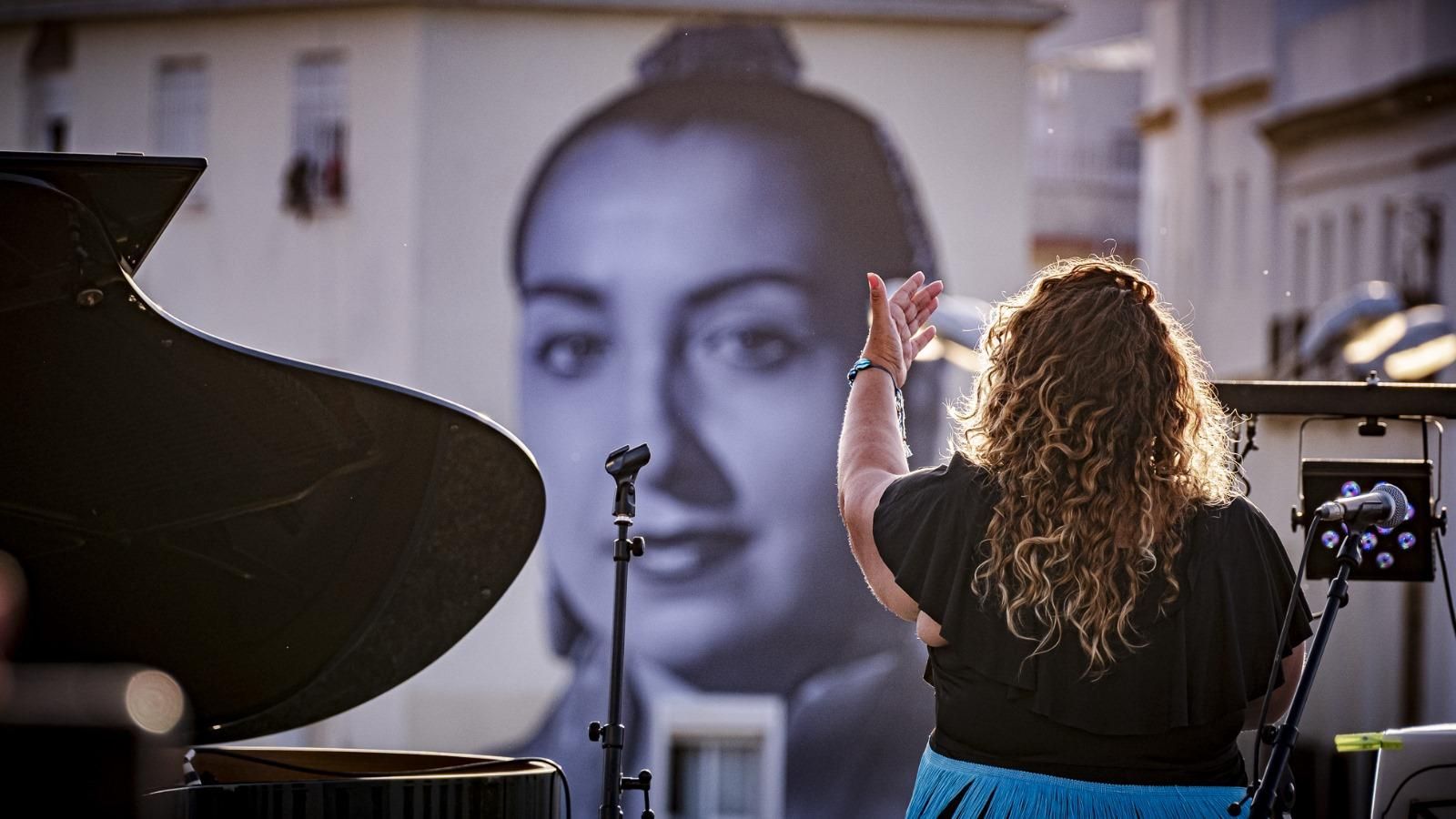 Leo Power le canta a La Perla.