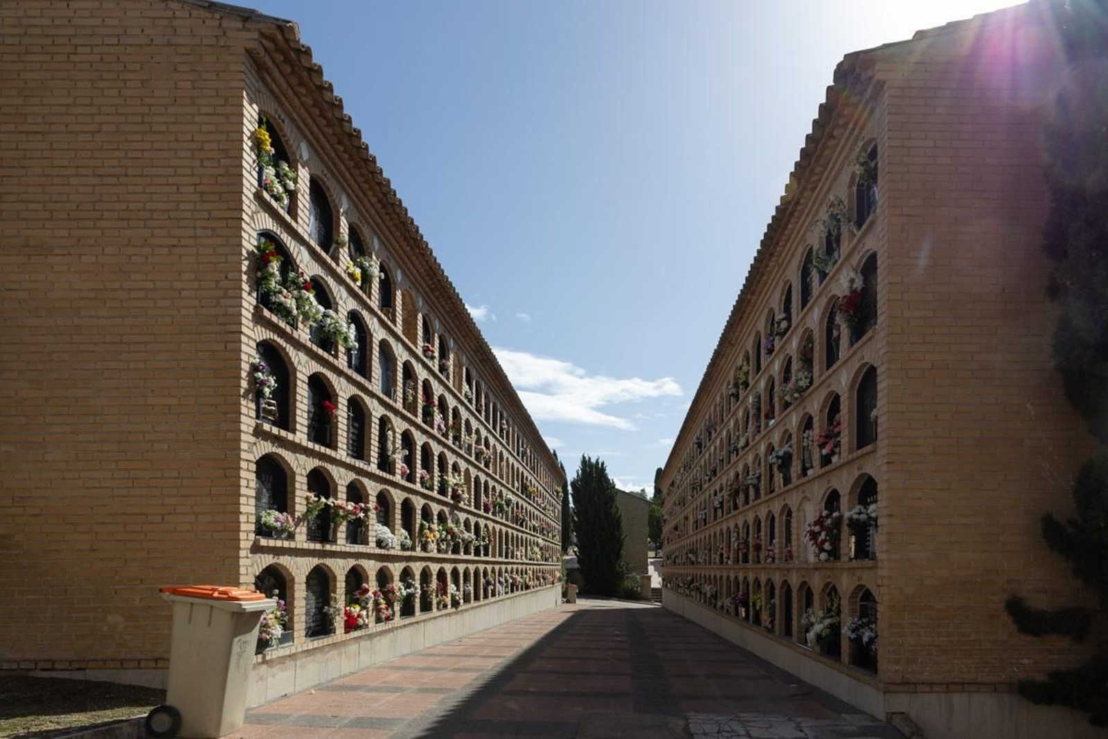 Día de Los Santos en el cementerio de San Fernando y San Eufrasio de Jaén, en imágenes