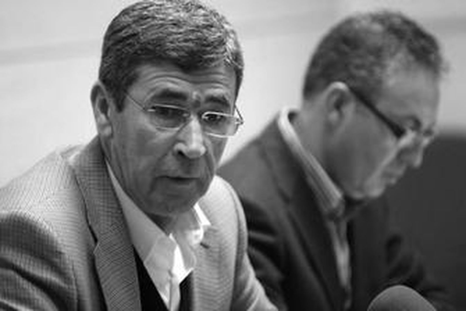 Tomás Herrera, durante la rueda de prensa en el Ayuntamiento, y Juan Lozano, en segundo término.