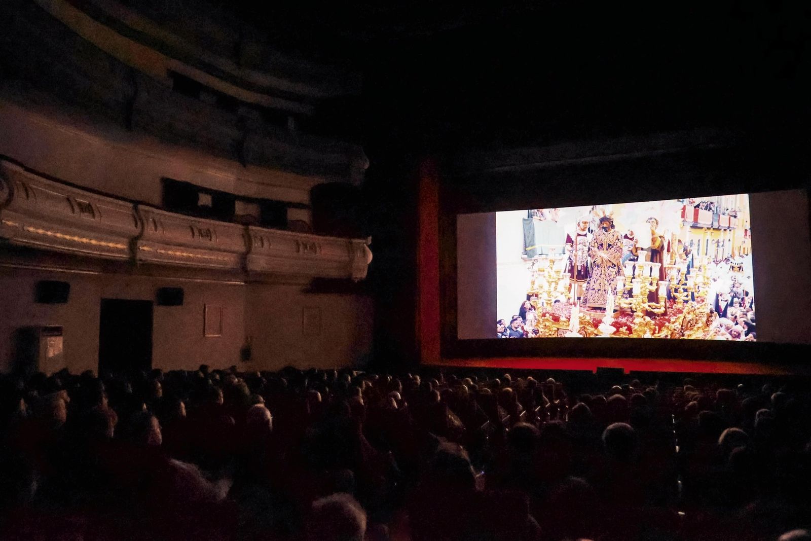 Instante en que se proyecta la película en el Cine Cervantes