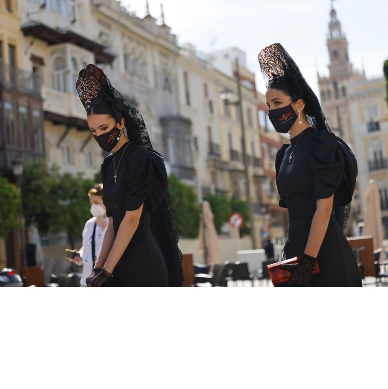 Mujeres vestidas de mantillas durante la presentación de la iniciativa 'La mantilla, Sevilla del dolor a la alegría'. Mujeres vestidas de mantillas durante la presentación de la iniciativa 'La mantilla, Sevilla del dolor a la alegría'.
