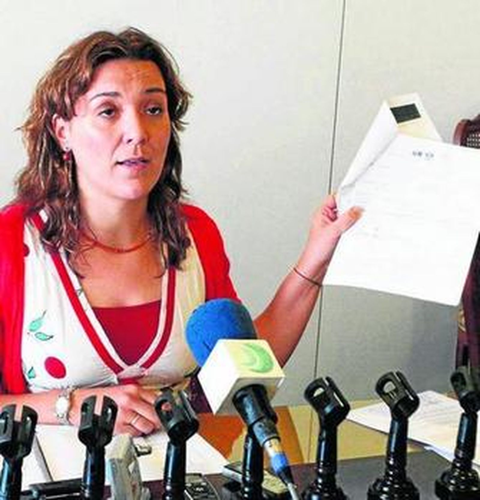 La alcaldesa de La Línea, ayer.