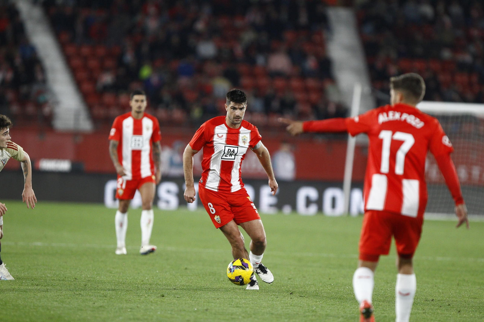 La U.D. Almería se impone por 1-0 al C.D. Mirandés y alcanza la segunda plaza, en imágenes