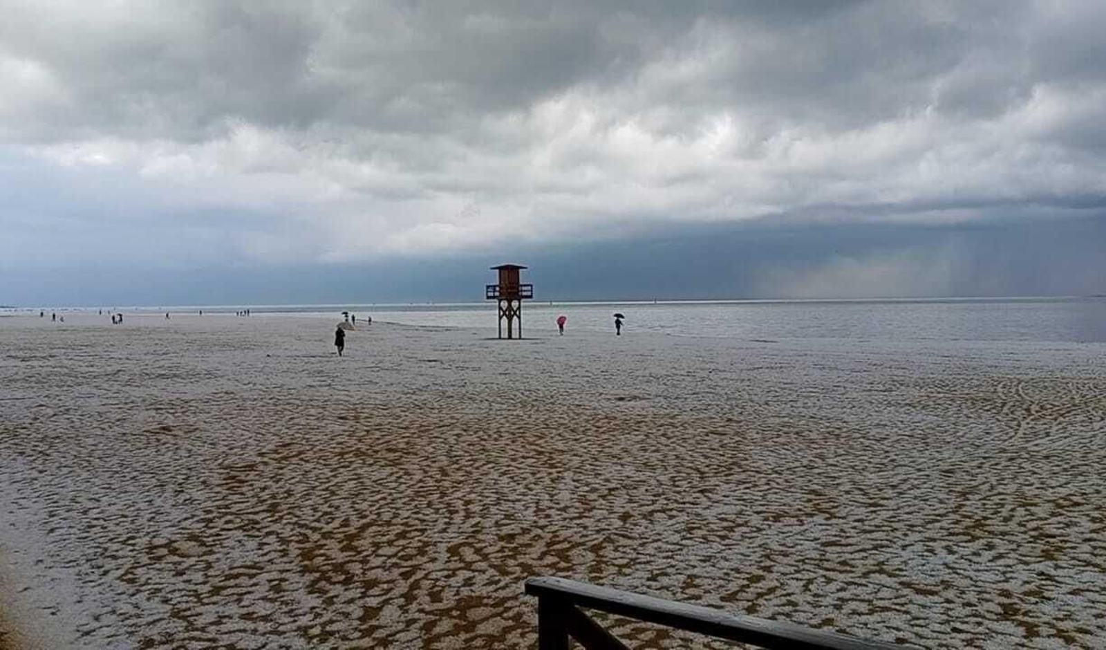 La playa de Sanlúcar, cubierta de granizo