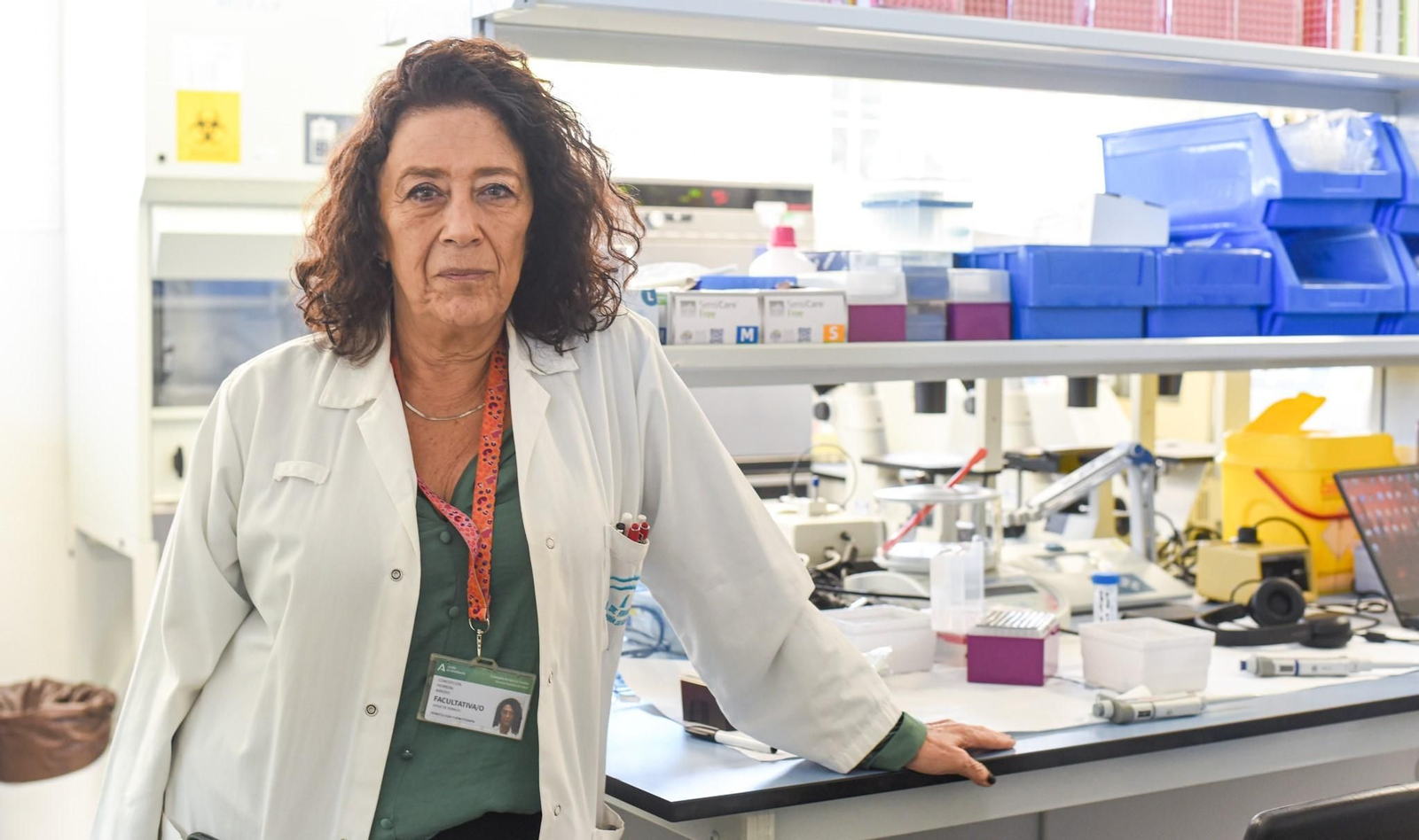 La jefa del servicio de Hematología del Reina Sofía, Concha Herrera, en un laboratorio de Terapia Celular.