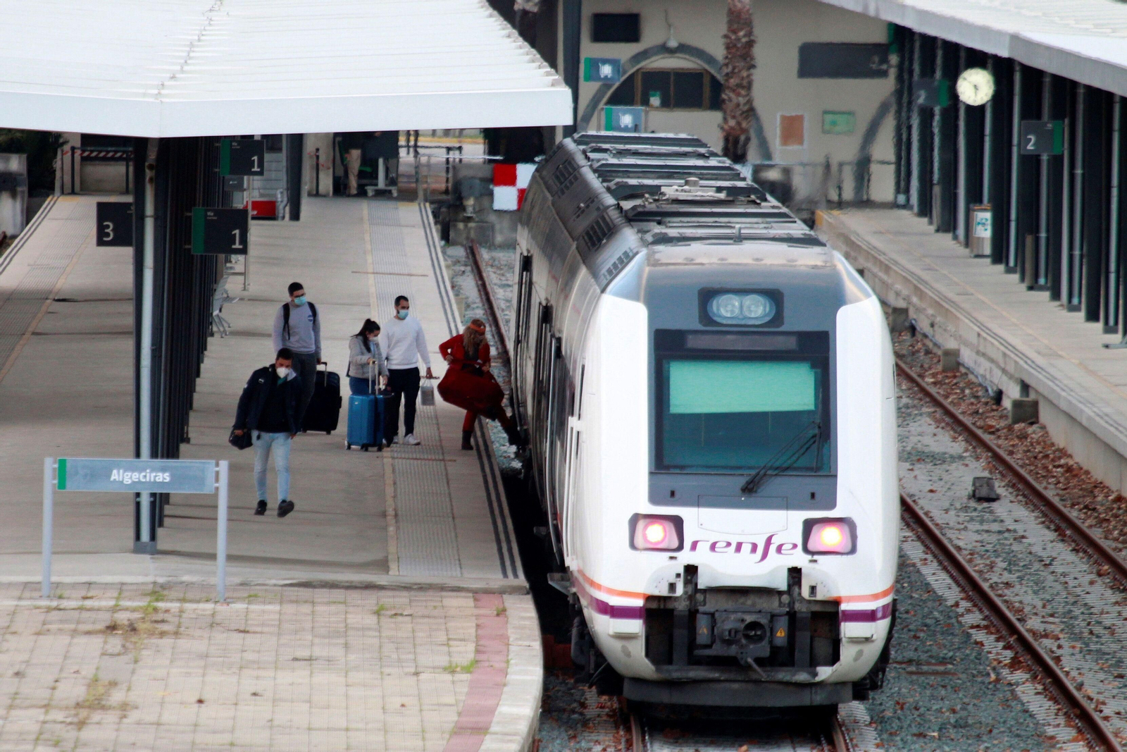 Pasajeros suben al tren  en la estación de Algeciras.