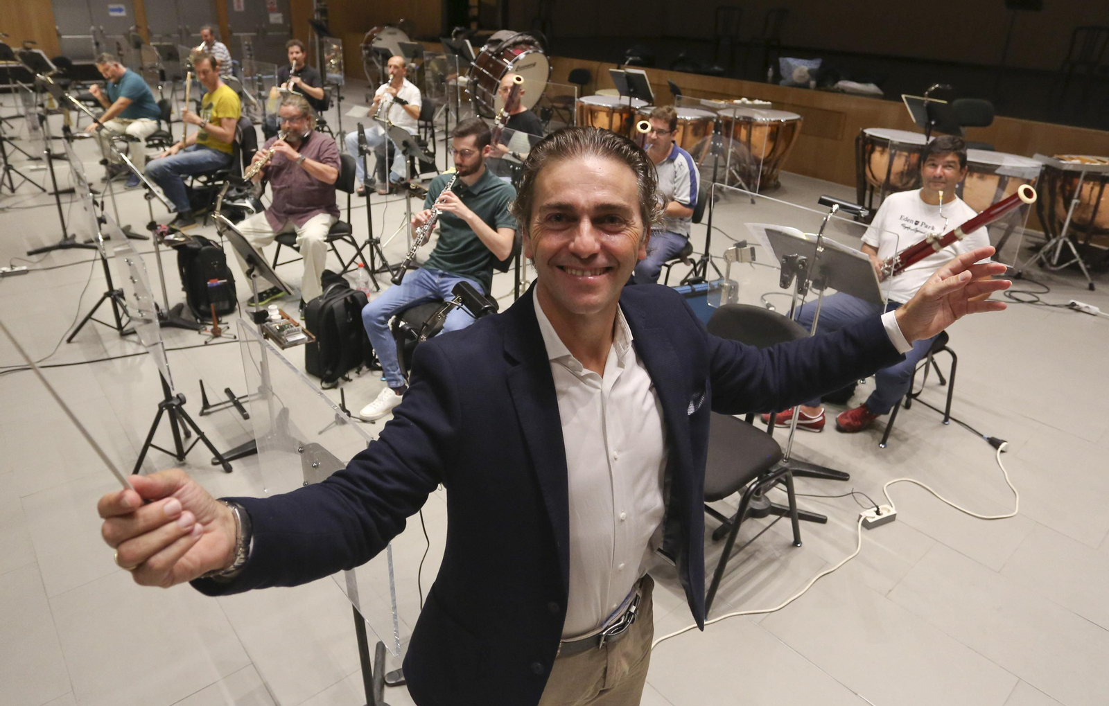 José María Moreno, en un ensayo con músicos de la Orquesta Filarmónica de Málaga celebrado esta semana en el Auditorio Edgar Neville.