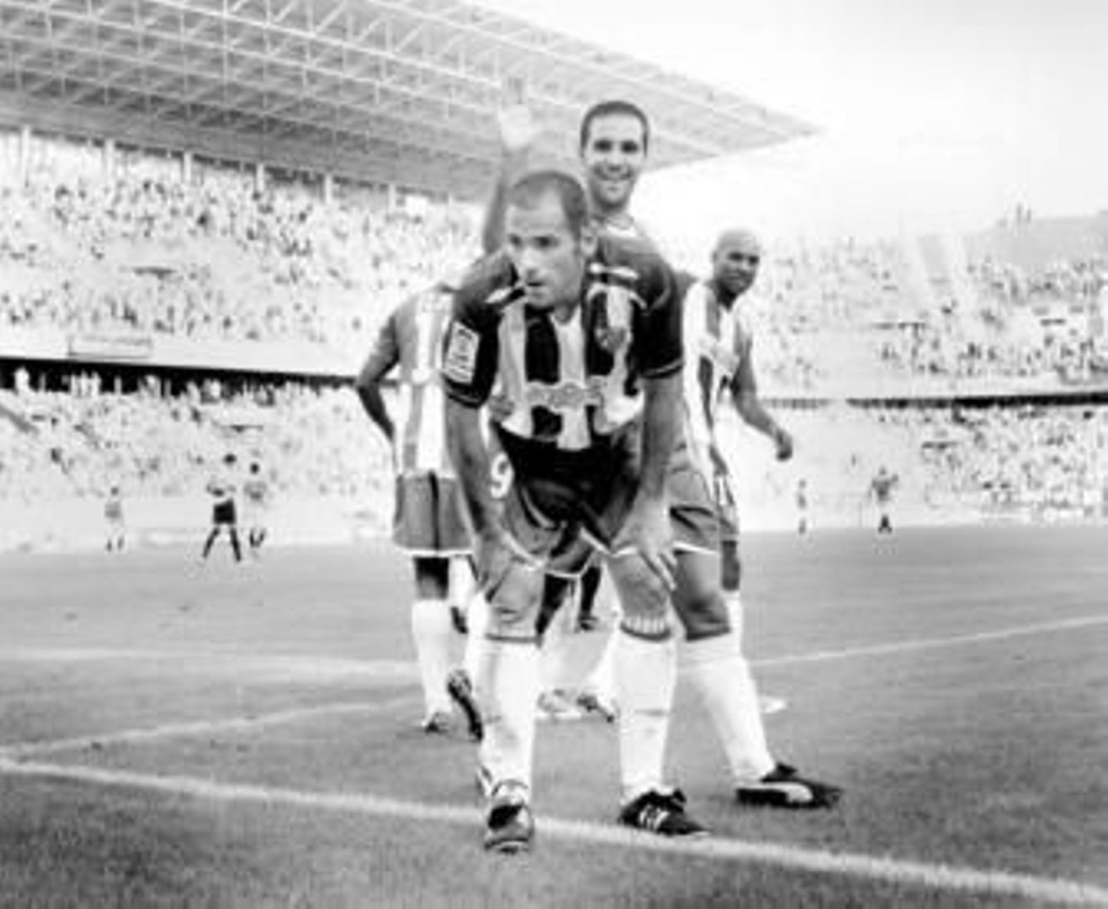 Salva Ballesta tuvo que ser sustituido por lesión en la primera parte del encuentro.