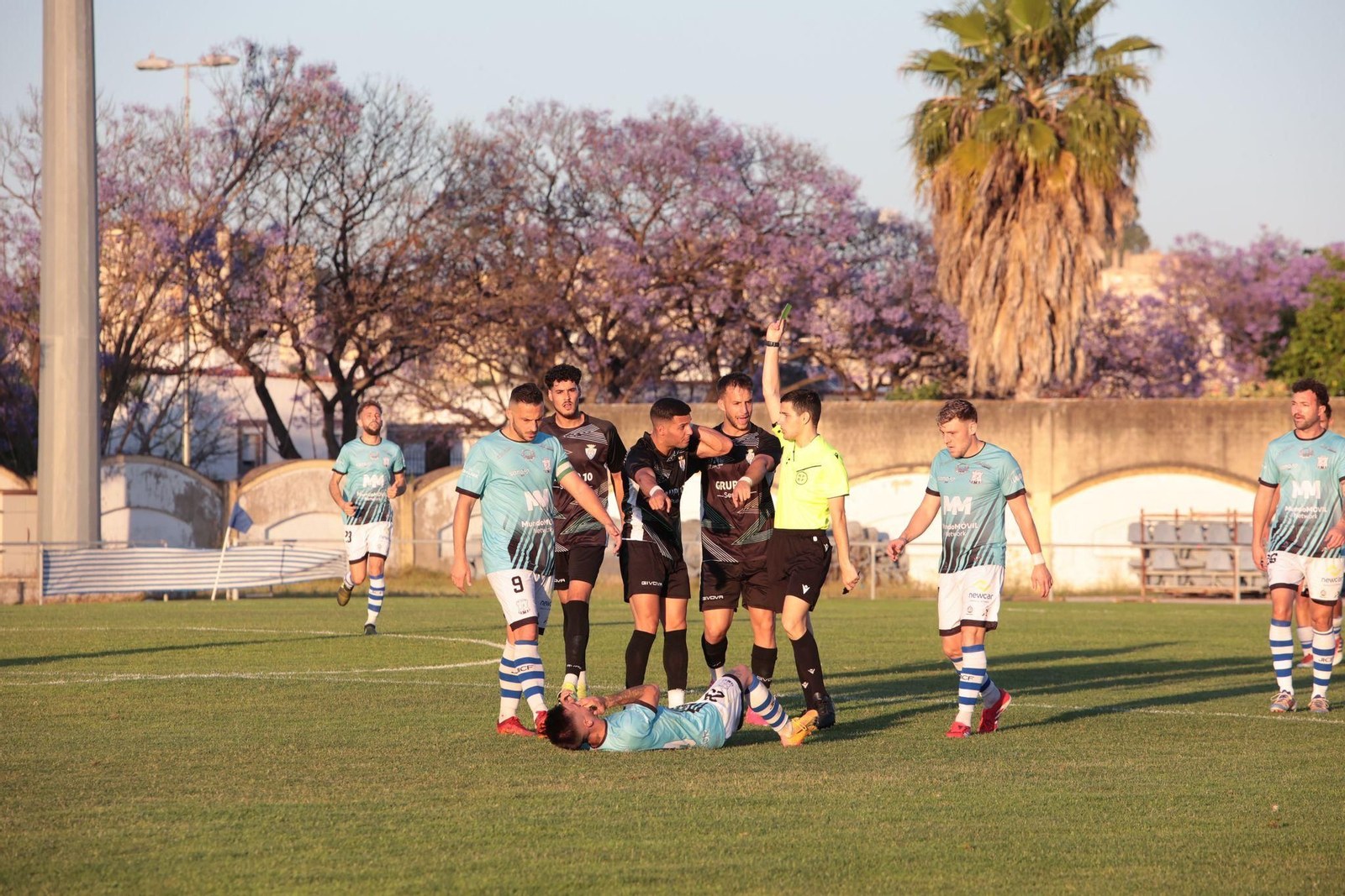 El colegiado expulsó a Luis Hera en el minuto 25 por doble amarilla.