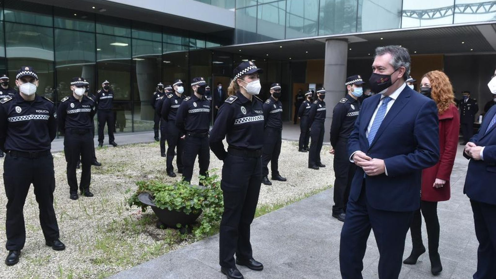 El alcalde, Juan Espadas, durante la toma de posesión de los policías.
