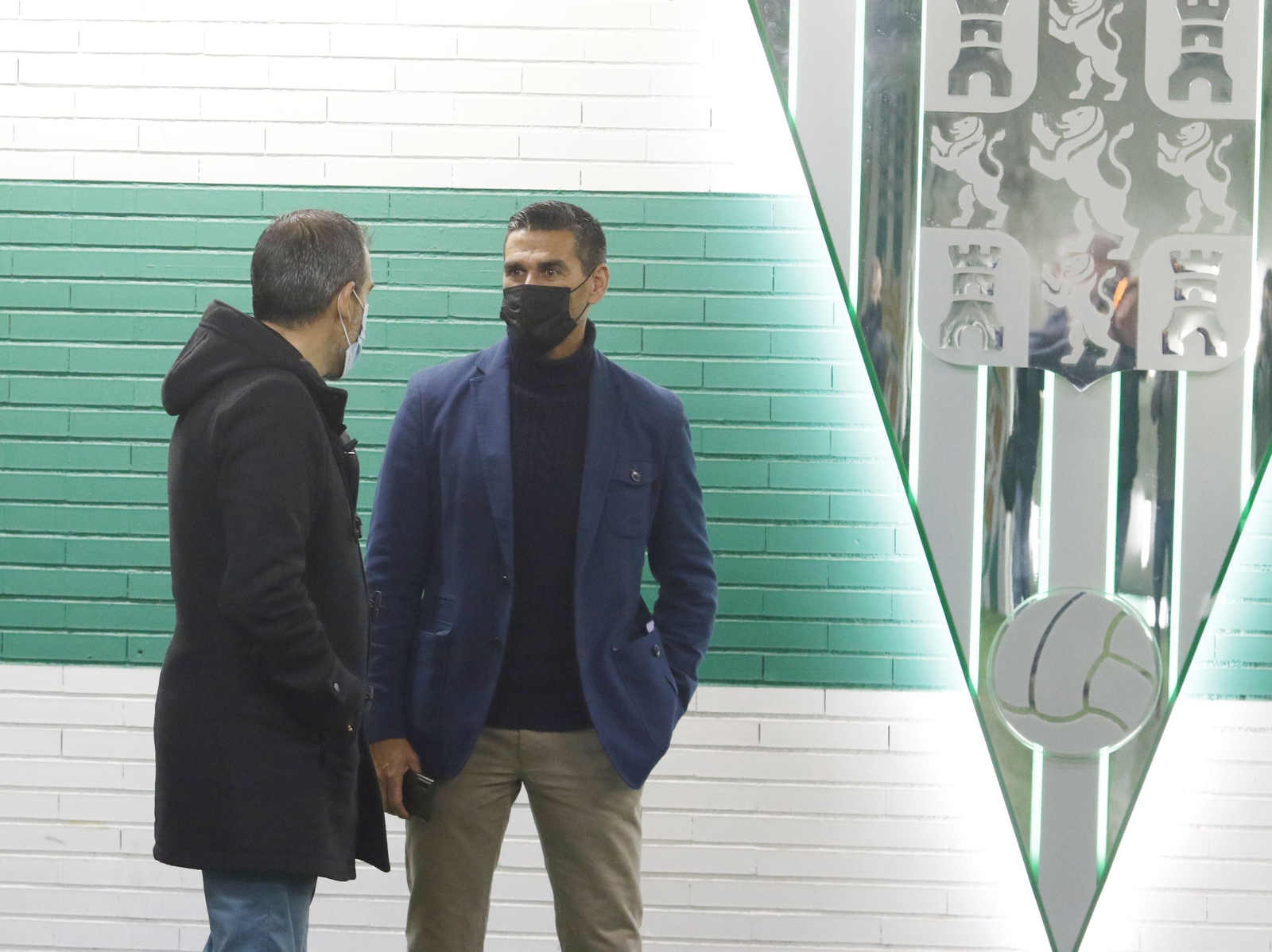 Juanito dialoga con Rafael Sánchez en las dependencias de El Arcángel.