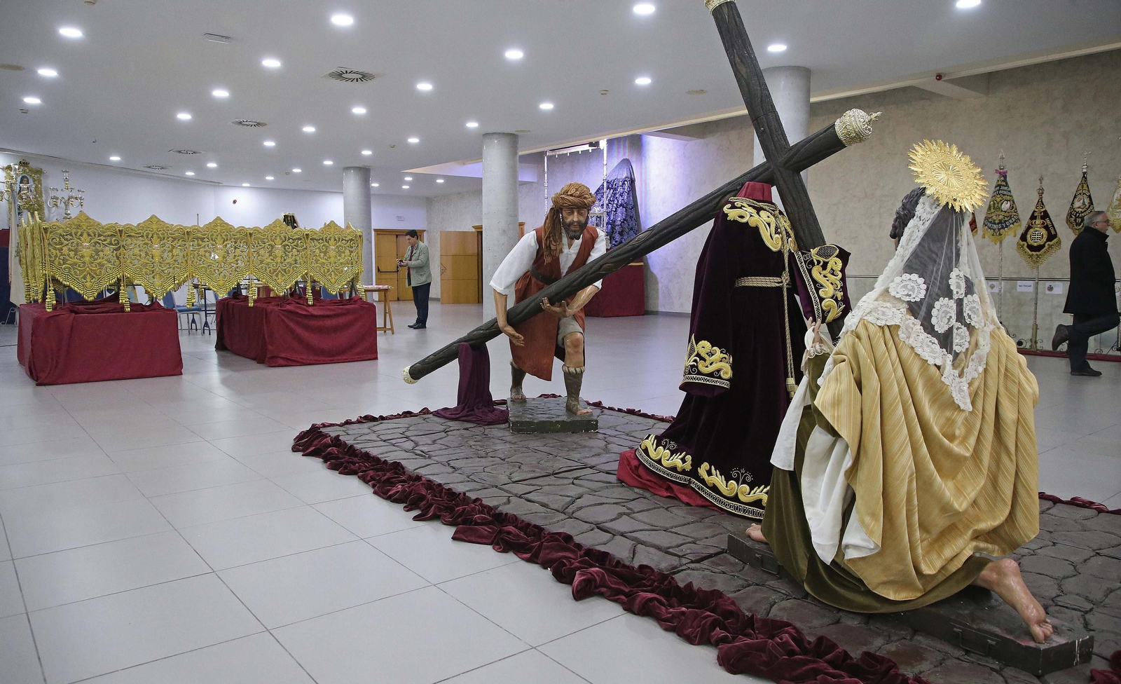 Fotos de la exposición de enseres cofrades en La Línea