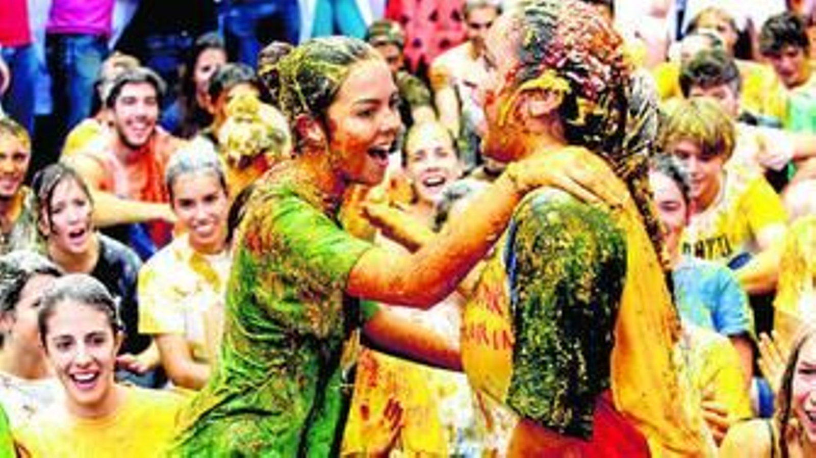 Dos jóvenes completamente bañadas por los miles de litros de mostaza y tomate que se usaron.