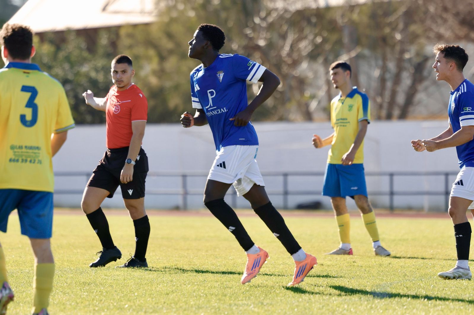 Jesús Alfred corre para celebrar su gol en El Picacho.
